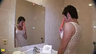 Pov வீங்கிய உதடுகளுடன் சிறிய அழகியுடன் செக்ஸ் யானை குழாய் படமாக்கப்பட்டது