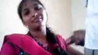 கணவர் குளியலறையில் வயது வந்தோர் வீடியோக்கள் தனது மனைவியிடம் வந்து அவளை அங்கே தீவிரமாக வைத்திருக்கத் தொடங்கினார்