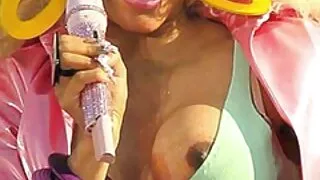 அழகான பொன்னிற கேமரா முன் uncovers xxx bp அவரது சுவையான மார்பகங்களை